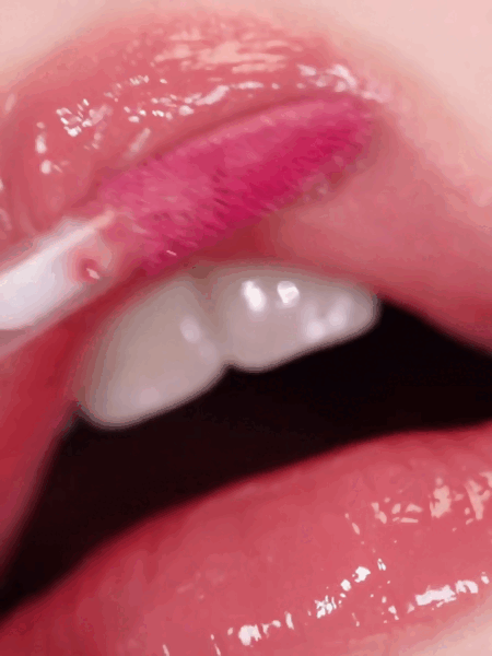 Gel karmin u svežoj roze nijansi sa sjajnim efektom. Fresh pink gel lip tint with a glossy shine.