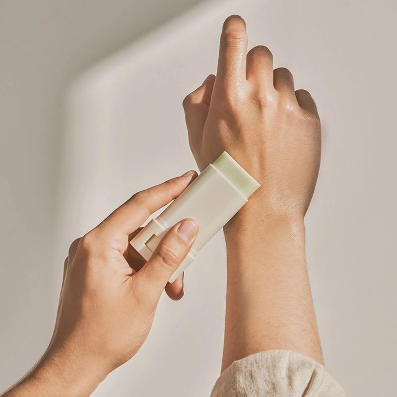 Matte sun stick for oily and combination skin, with mugwort and camellia, UV protection and shine control