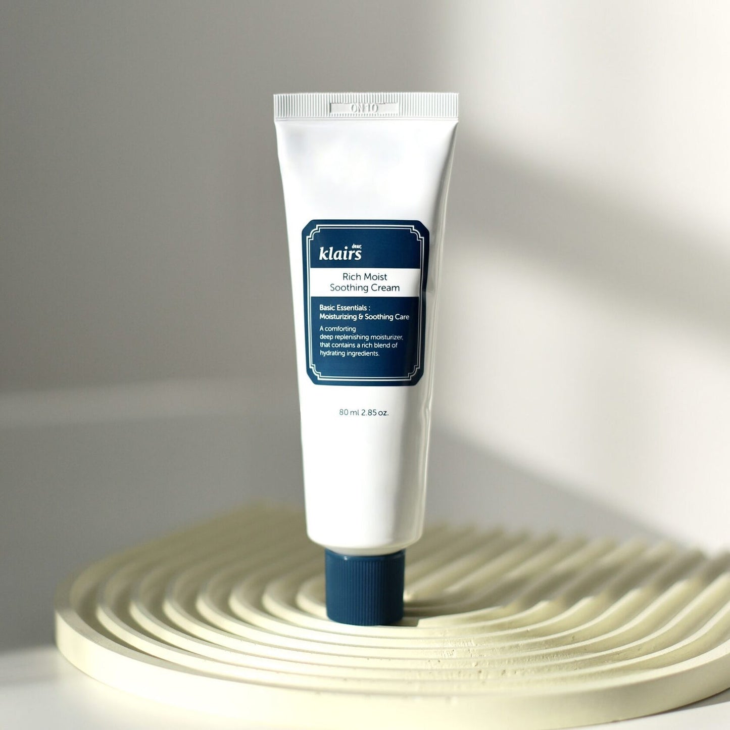 Moisturizing cream for sensitive skin, with lipids and plant extracts, soothes and nourishes
