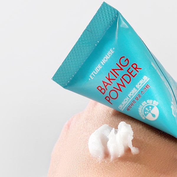 Exfoliating baking powder scrub, unclogs pores and removes blackheads.