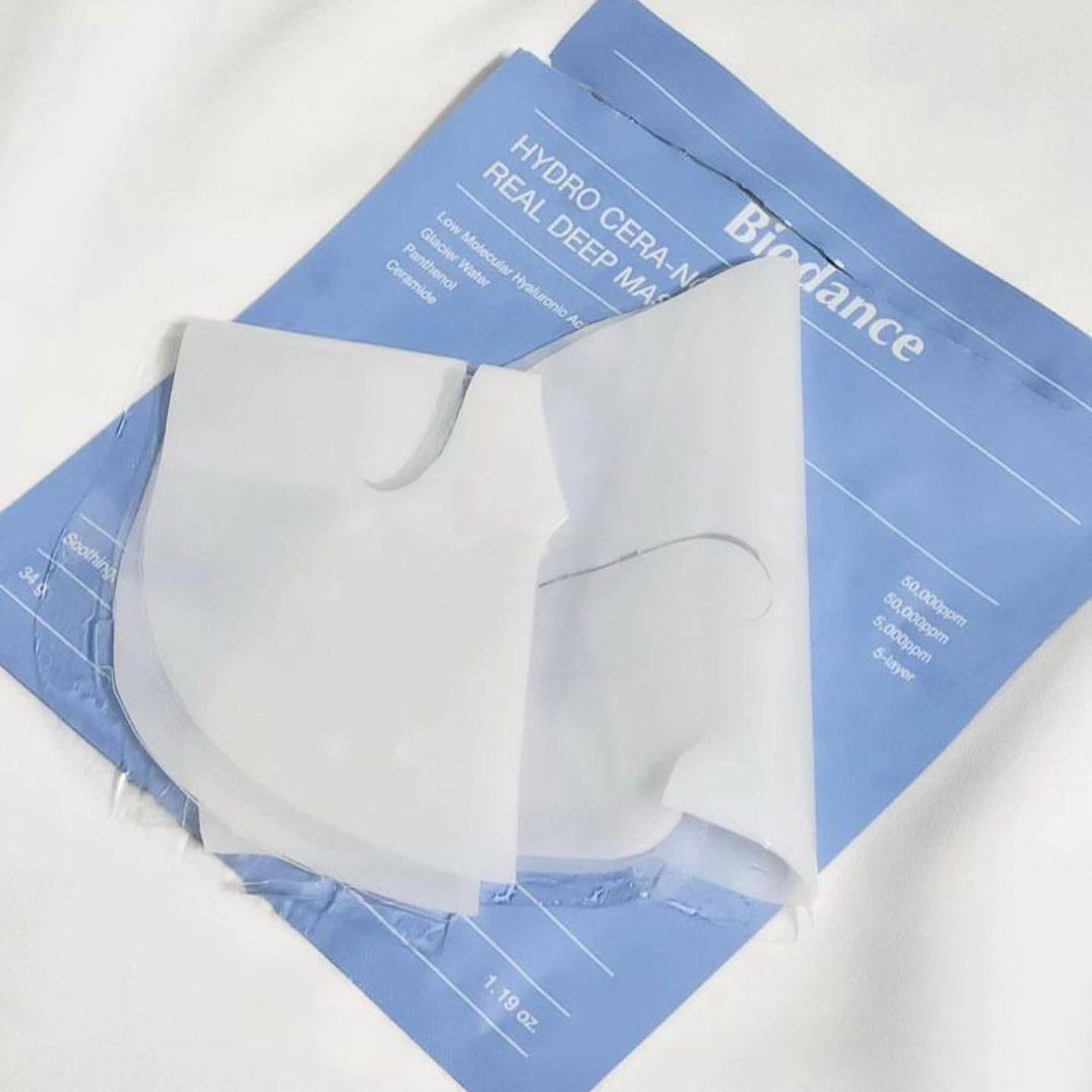 Moisturizing face mask with ceramides and panthenol for restoring dry skin