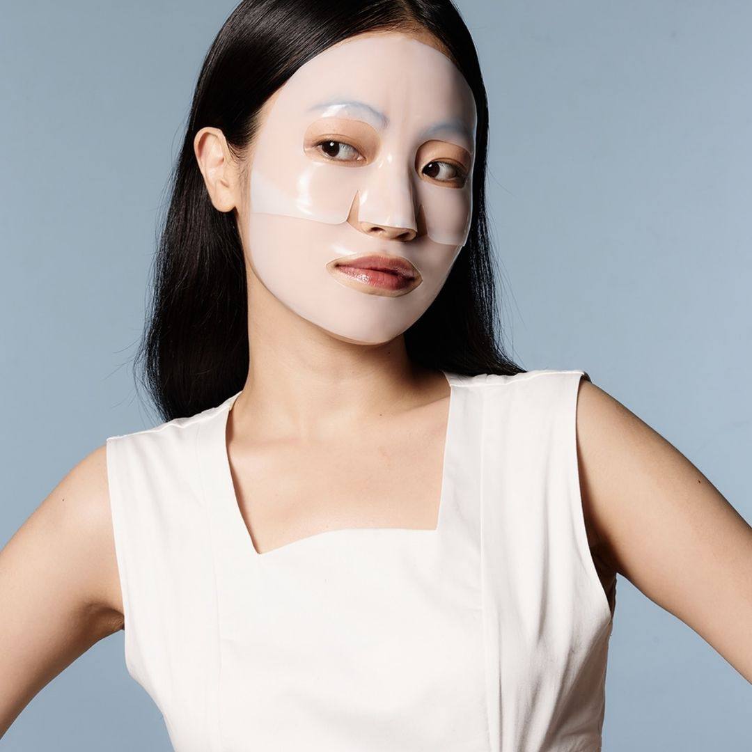 Moisturizing face mask with ceramides and panthenol for restoring dry skin